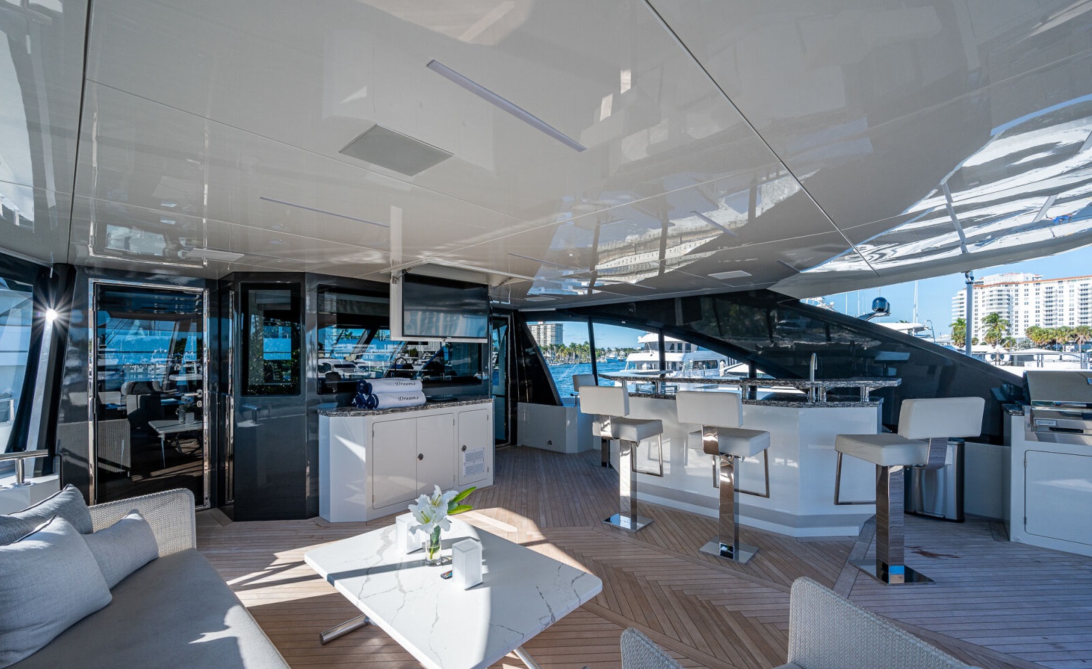 Yacht DREAMS (ex Eileen In-Between), Ocean Alexander 27R | CHARTERWORLD ...